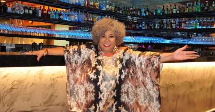 Alcione homenageia Moraes em show com gritos de ‘sem anistia’