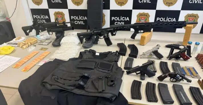 Chefe do PCC e namorada são presos com armas de guerra