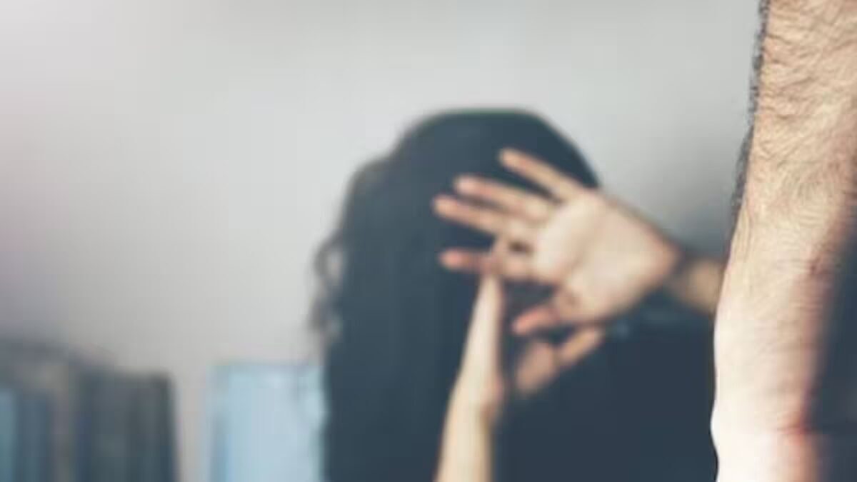 Homem persegue e ex-esposa em rodovia e atira contra o carro dela