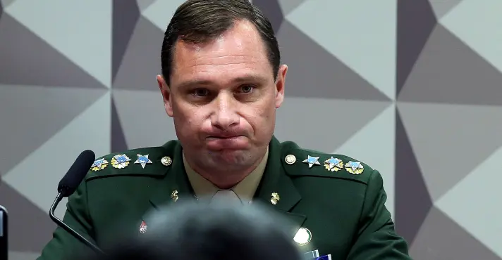 Mauro Cid inicia férias e solicita transferência para a reserva militar