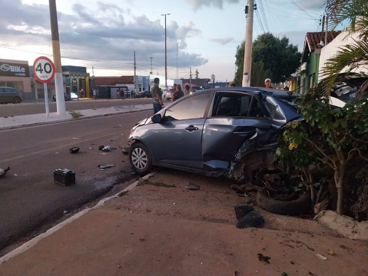 Motorista embriagado bate em carro estacionado, arrasta veículo por 50 metros e acerta poste no Centro de Juscimeira