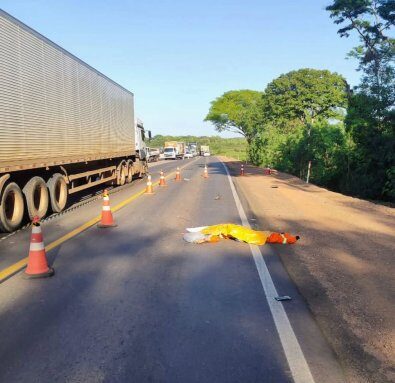 Trabalhador morre atropelado por carreta ao sinalizar pista em rodovia