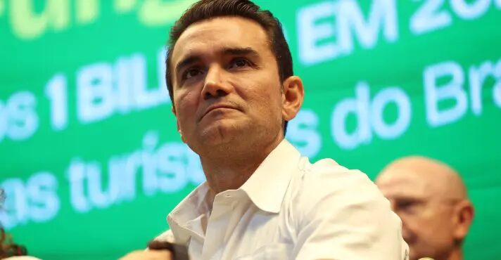 União Brasil expulsa ministro Celso Sabino e intervém no diretório do Pará