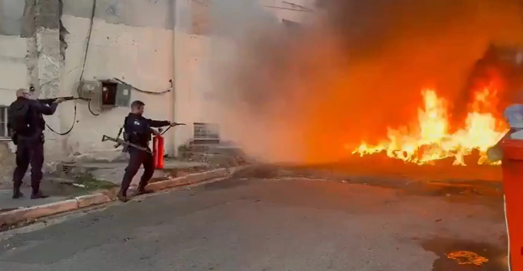 Tiroteio e barricadas em chamas fecham Avenida Brasil durante operação policial