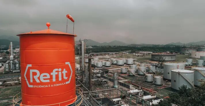 Polícia usa marreta para arrombar porta da Refit no RJ; assista