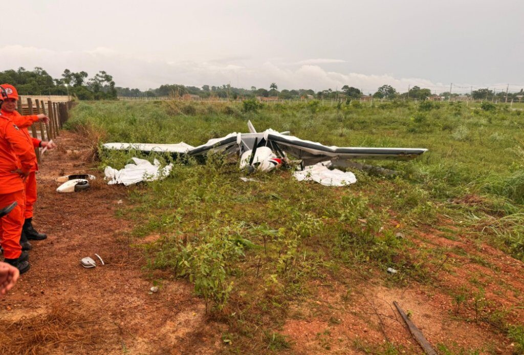Avião cai no centro de cidade em MT durante temporal e mata 2; vídeo