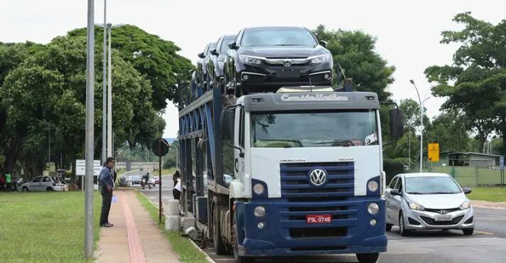 EUA aplicam novas tarifas para caminhões e ônibus importados