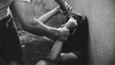 Faccionado faz namorada refém em casa; a espanca e corta cabelo