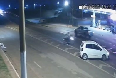Vídeo flagra morte de piloto ao bater contra carro carro em avenida