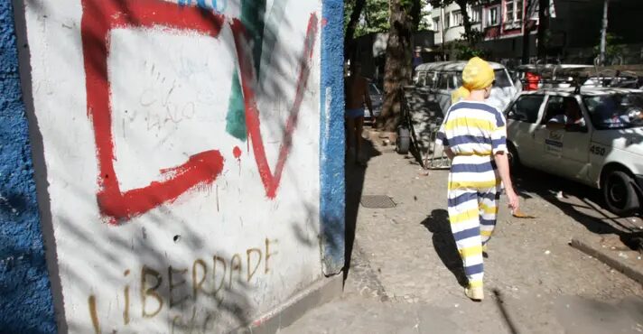 PF desmantela fábrica que produzia fuzis para o Comando Vermelho