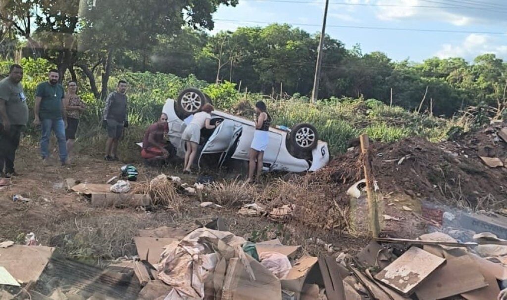 Mulher passa mal e capota carro perto de cemitério em MT