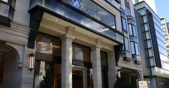 Oficiais de Justiça procuram liquidante do Master na sede do banco