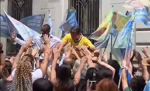 Começam a circular imagens de Jim Caviezel como Jair Bolsonaro