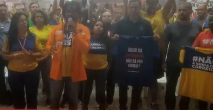 ‘Aporte já’: trabalhadores dos Correios aprovam greve em 7 Estados