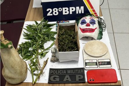 Casa suspeita de tráfico é alvo de ação policial em São Pedro da Cipa; dois jovens são presos e criança é encontrada no local