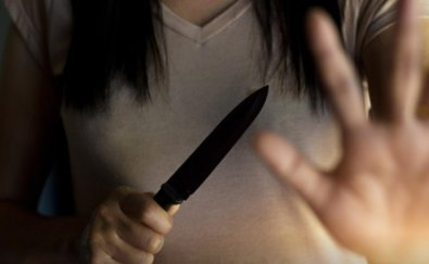 Mulher alega agressão e esfaqueia homem durante bebedeira com casal