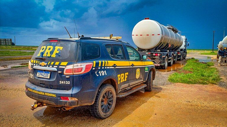 PRF apreende quase meia tonelada de pasta base de cocaína em caminhão-tanque na BR-364