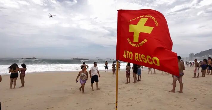 Bombeiros do Rio de Janeiro resgatam mais de 600 pessoas durante o Ano-Novo