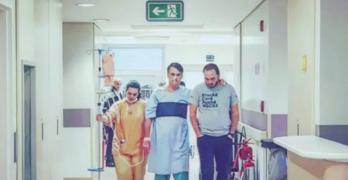 Bolsonaro só pode ir ao hospital com autorização do STF, diz Carlos
