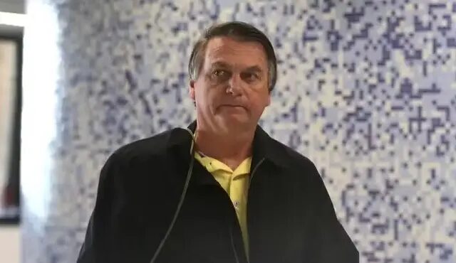Bolsonaro sofreu ‘traumatismo leve’ na cabeça, diz médico