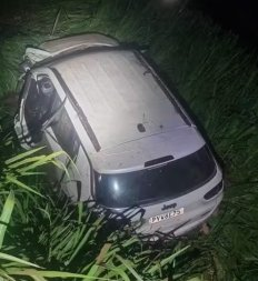 Jovens são presos após capotar carro furtado de idosa em MT
