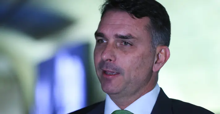 Flávio critica Moraes por negar prisão domiciliar a Bolsonaro