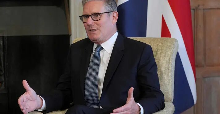 Caso Epstein abala governo, mas premiê britânico descarta renúncia