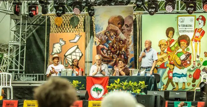 Ministra de Lula e deputados aliados desfilam em escola que exalta MST em SP