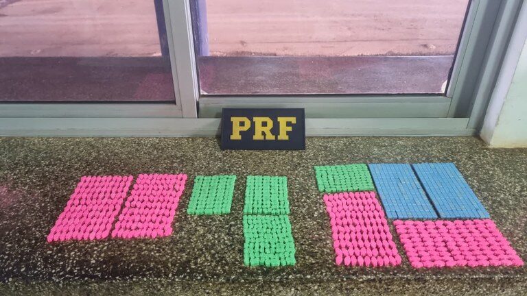 PRF apreende 1.000 comprimidos de ecstasy em ônibus na BR-163 em Sorriso (MT)