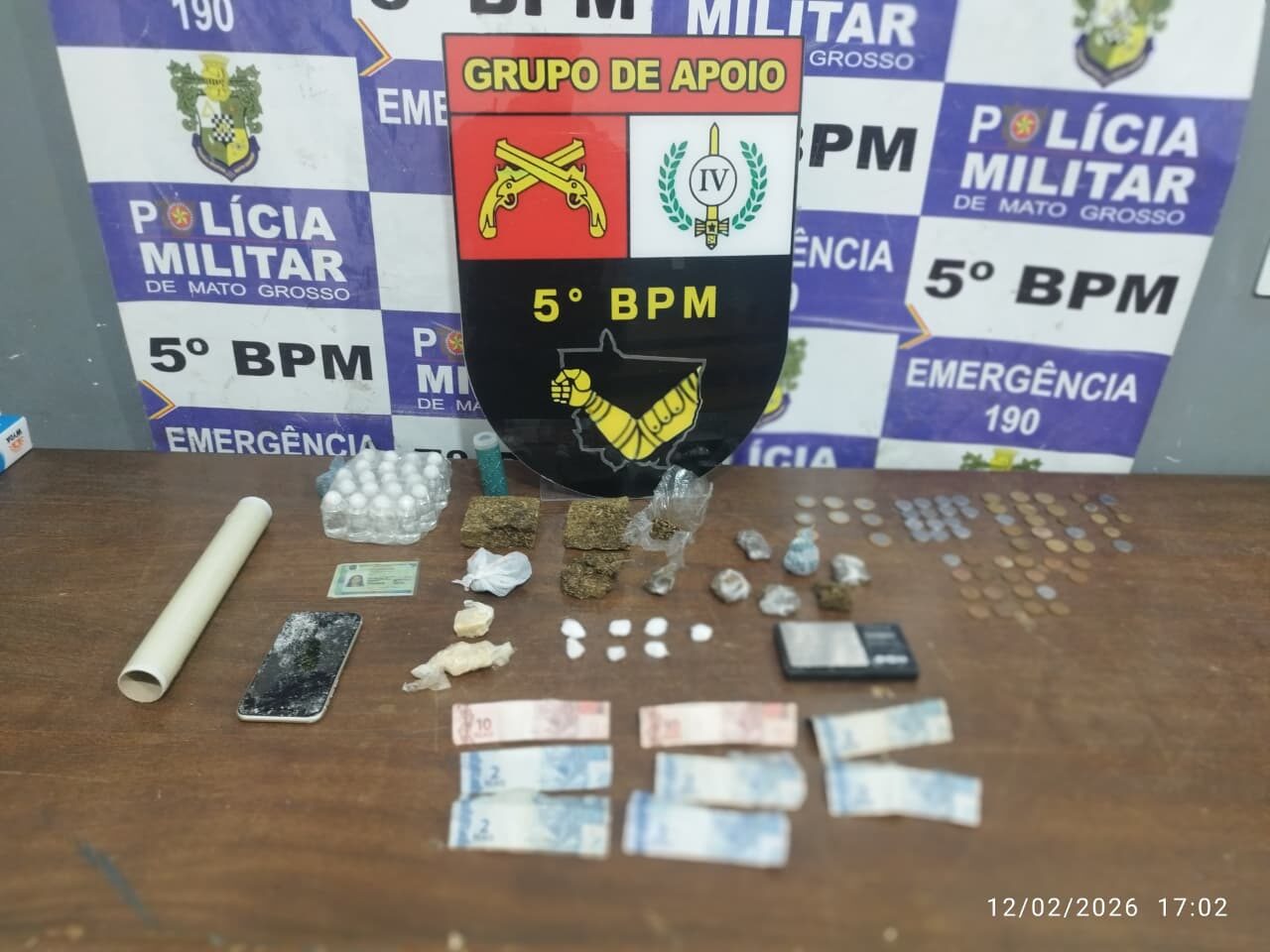 Casa usada para tráfico é descoberta e menor é encontrada em meio a drogas em MT