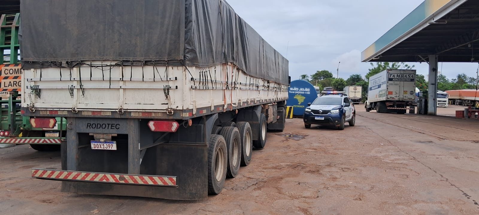 Carreta com indícios de adulteração é interceptada na BR-364 e levada para perícia em Rondonópolis