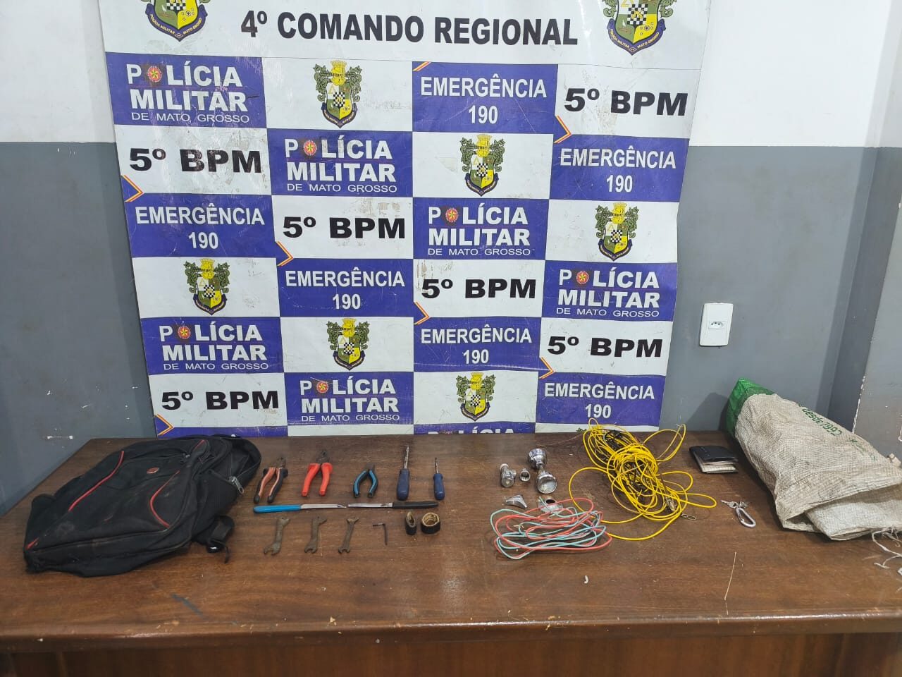 Flagrado em ação: homem é detido após ser surpreendido furtando fios dentro de residência em Rondonópolis