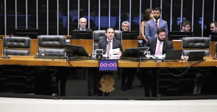 Deputados aprovam ‘penduricalhos’ que podem levar salários a quase R$ 80 mil