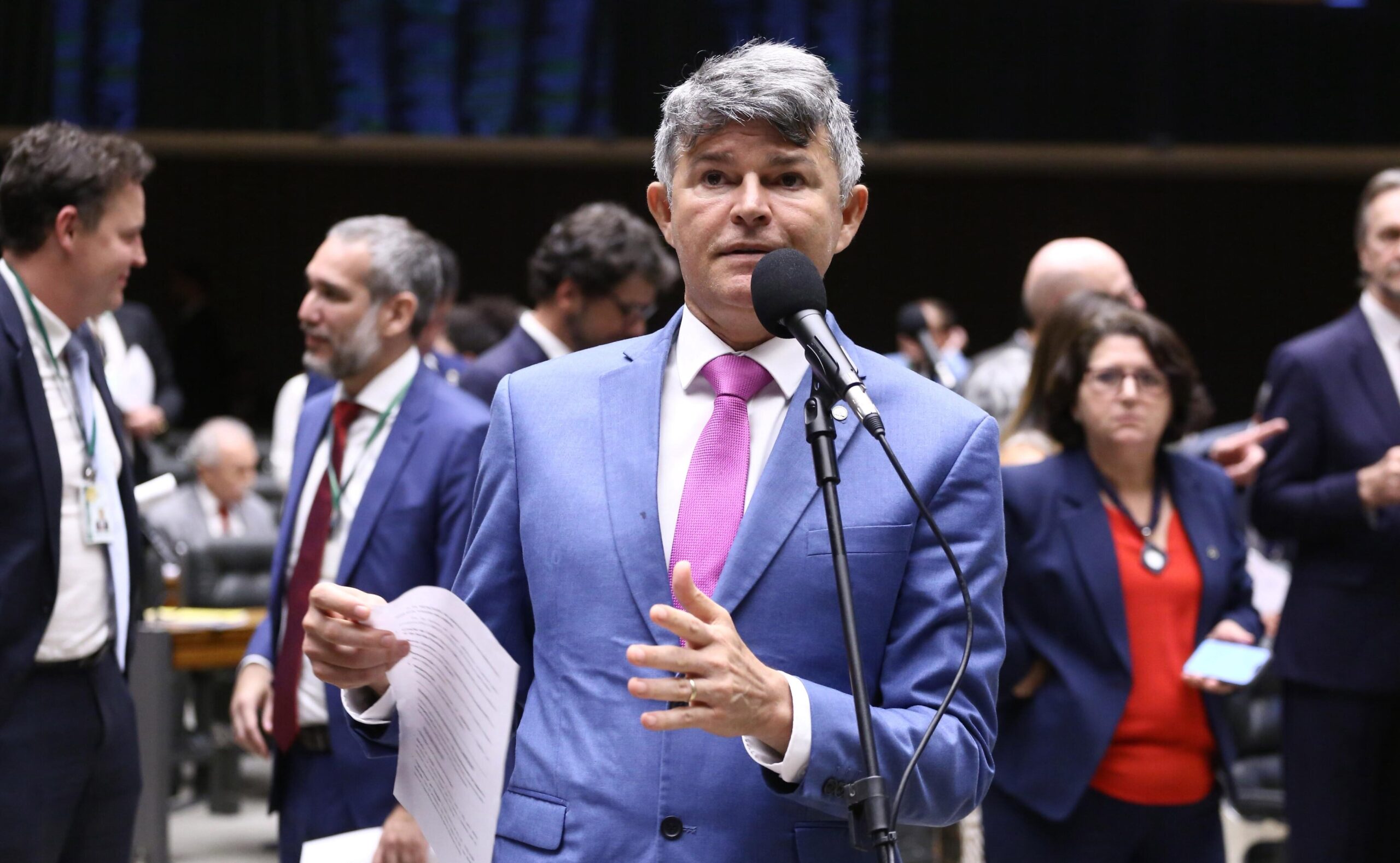 Medeiros aciona PGR e TSE contra escola de samba por crime eleitoral e ataque à liberdade religiosa