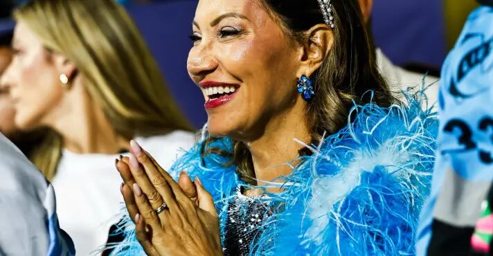 Janja usou avião da FAB para visitar escola de samba e levou 6 assessores