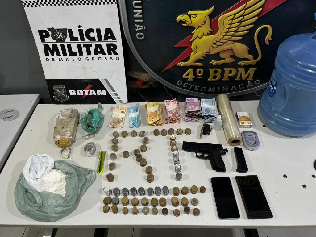 PM prende dois por tráfico, apreende simulacro de arma de fogo e localiza foragido da Justiça