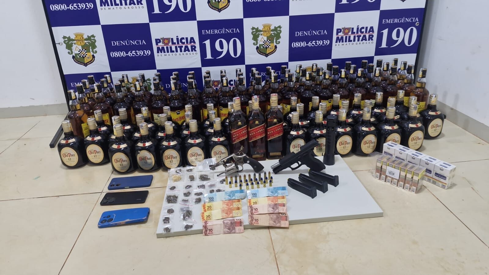 Denúncia anônima leva polícia a apreender armas, drogas e bebidas adulteradas em operação no interior de MT