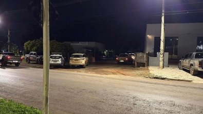 Bando invade empresa, sequestra grupo e foge com RAM e Hilux em MT
