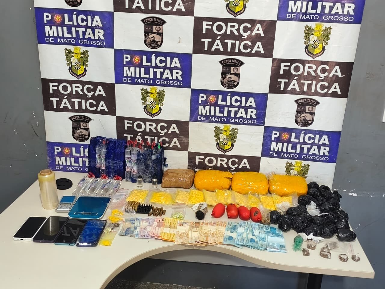 PM apreende drogas, munições e prende dois suspeitos em casa monitorada em Rondonópolis