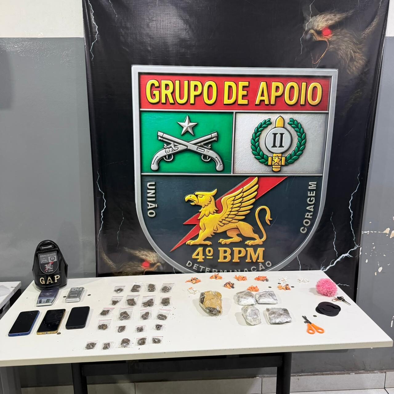 Ação policial desarticula esquema de tráfico e apreende mais de 100 porções de drogas em MT