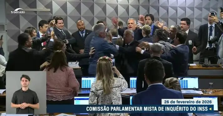 Deputado petista parte para cima de presidente da CPMI do INSS; vídeo