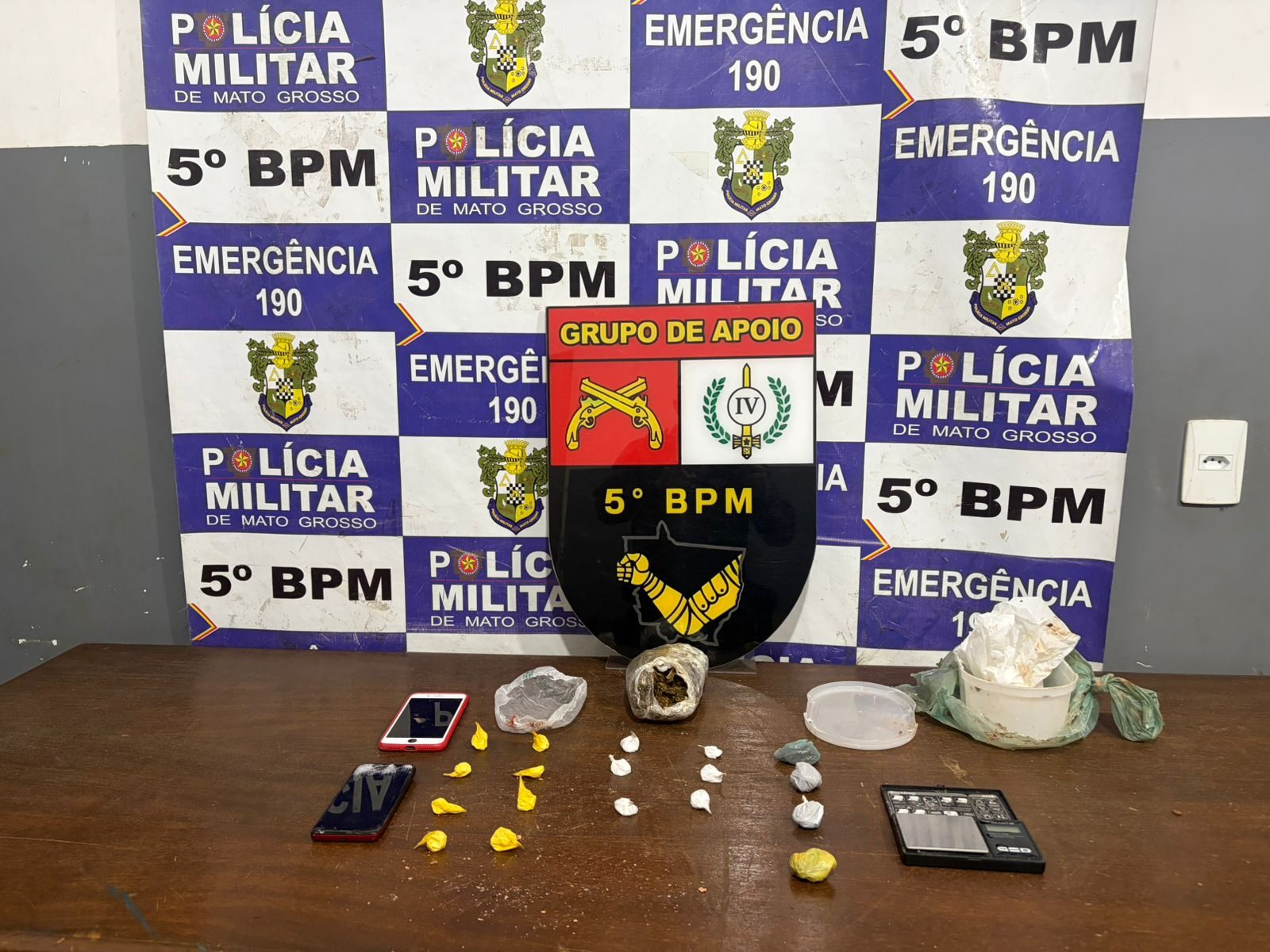 Suspeito tenta fugir e acaba preso com drogas escondidas no quintal em Rondonópolis