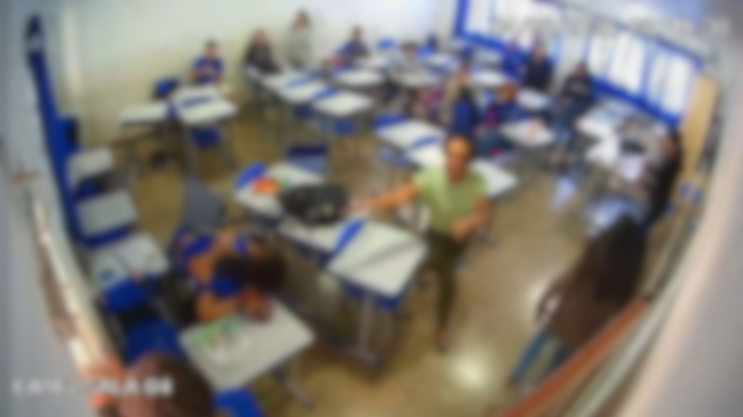 Adolescente agride colega de sala com socos e cadeiradas em escola MT; vídeo