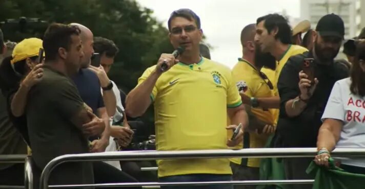 Flávio Bolsonaro e Silas Malafaia selam reconciliação em ato na Paulista