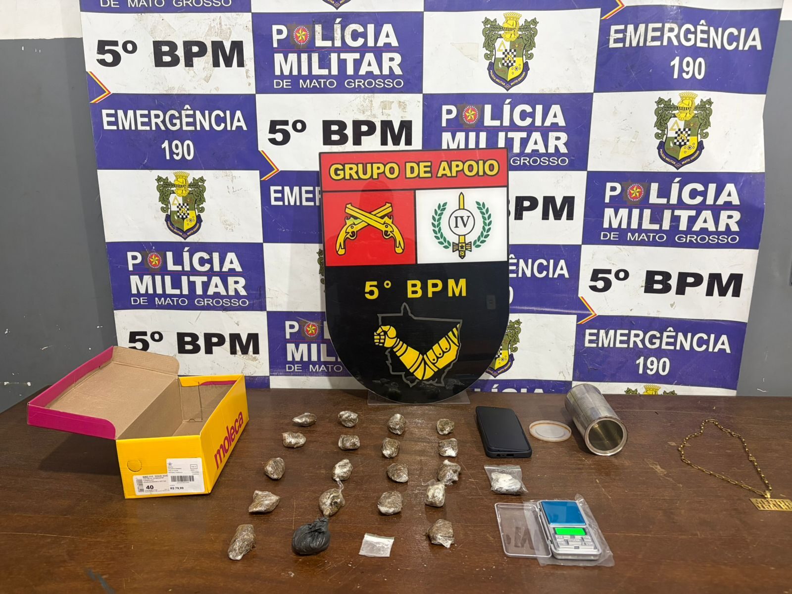 Denúncia leva a prisão de suspeito de vender drogas ao lado de escola em Rondonópolis