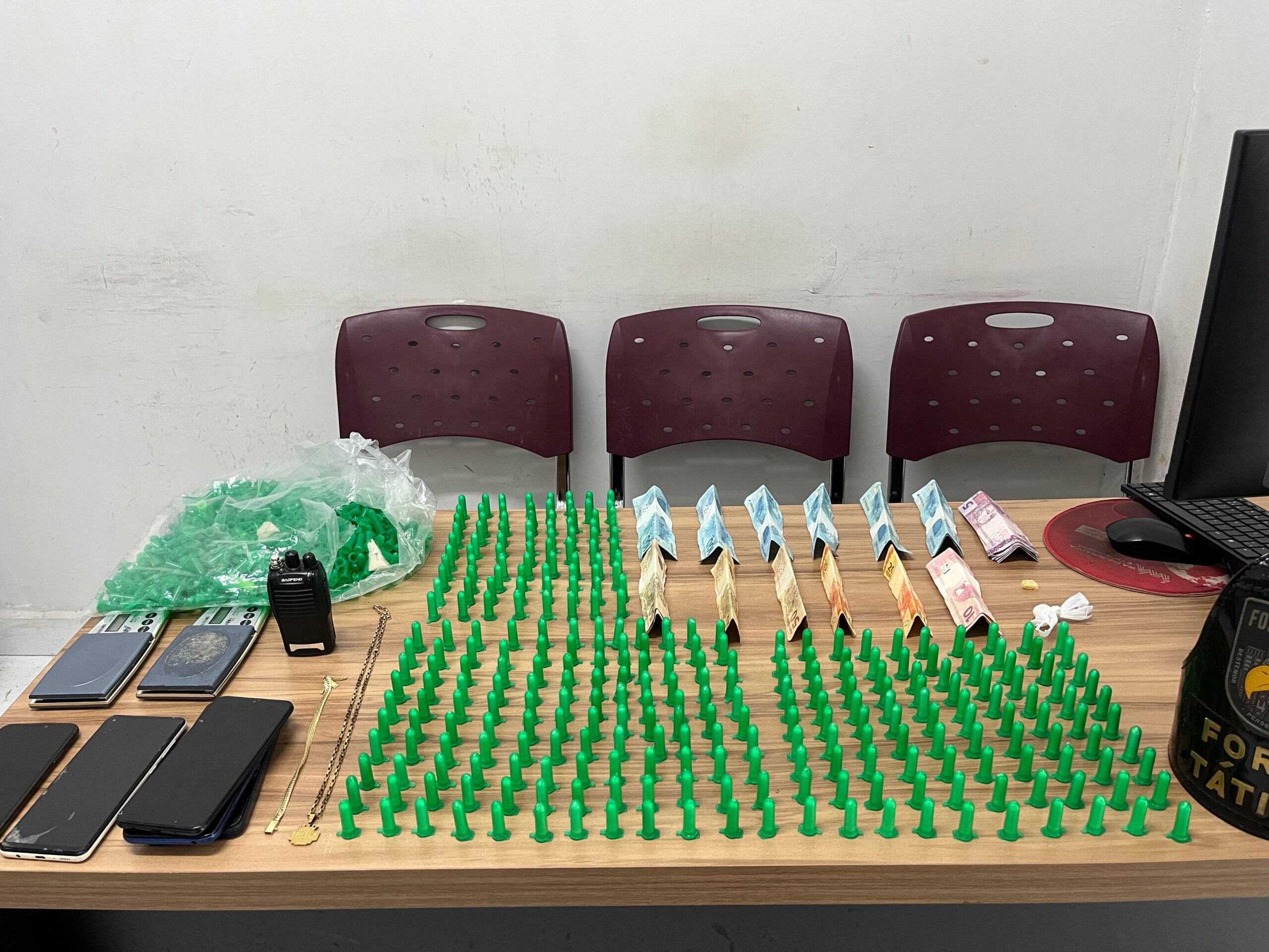 Polícia descobre “fábrica” de cocaína com centenas de pinos prontos para venda e prende dupla em Jaciara