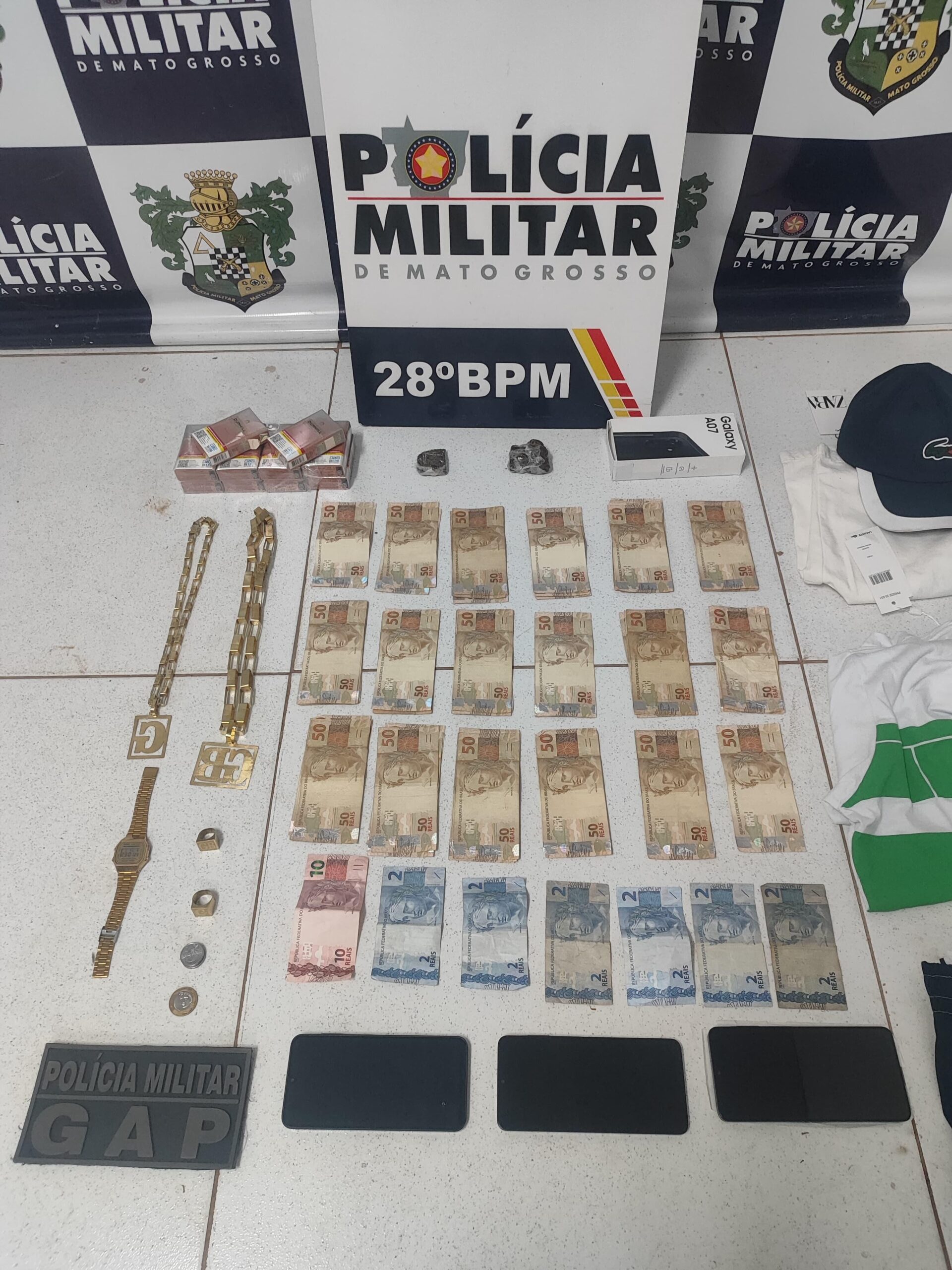 Suspeito tenta descartar drogas no banheiro de ônibus e acaba preso após oferecer dinheiro a policiais