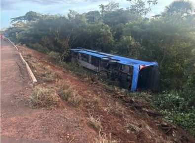 Tombamento de ônibus mata dois e fere 12 em rodovia de MT
