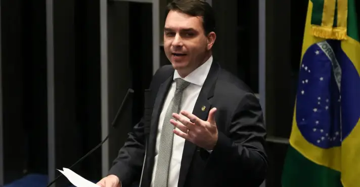 Flávio Bolsonaro lidera cenário presidencial contra Haddad, diz Atlas/Bloomberg