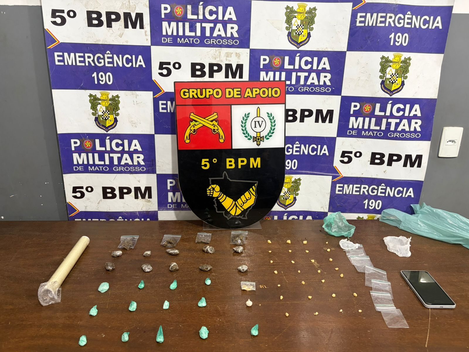 Menor é apreendido com drogas após denúncia; suspeito com tornozeleira foge da polícia em Rondonópolis